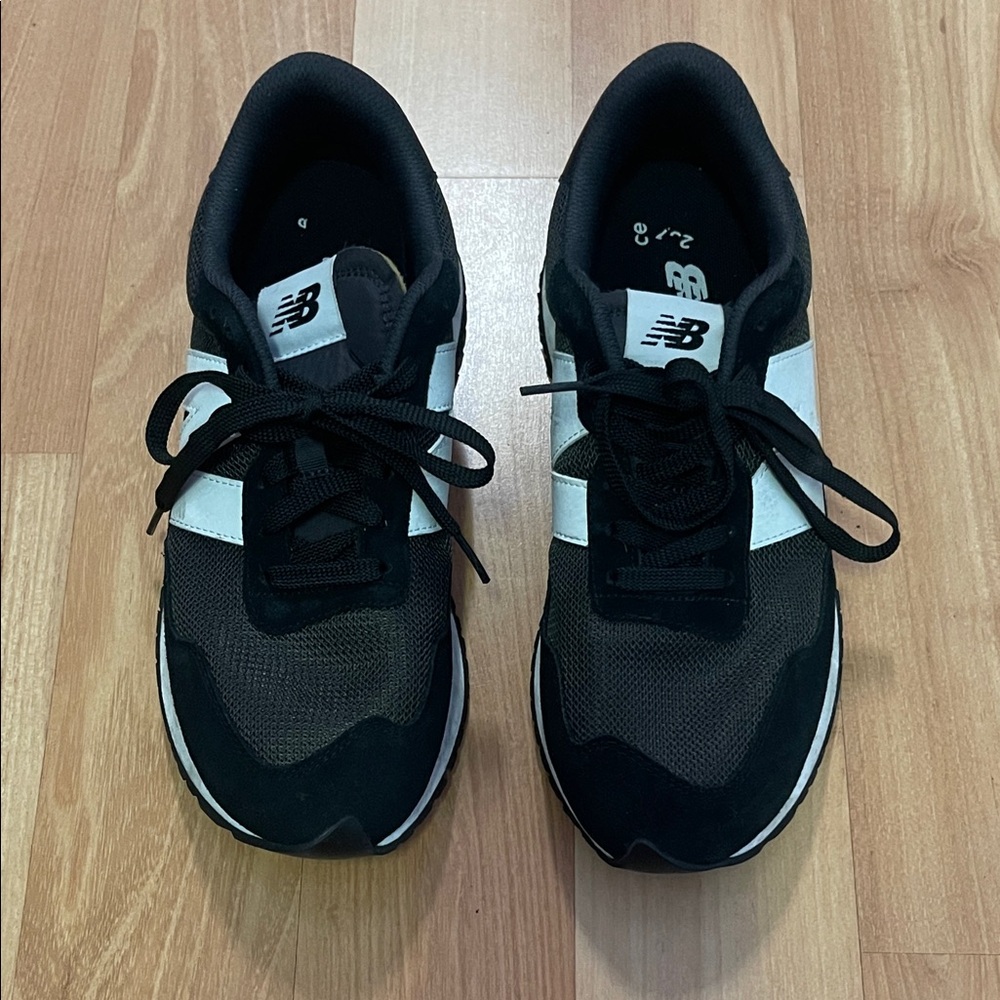 New Balance Classic Black and White Athletic Shoes 9.5 Men